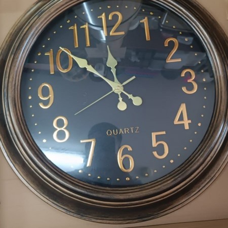 ساعة جدار مدور بلاستيك لون بني ارقام انجليزي ذهبية 50 سم حجم كبير